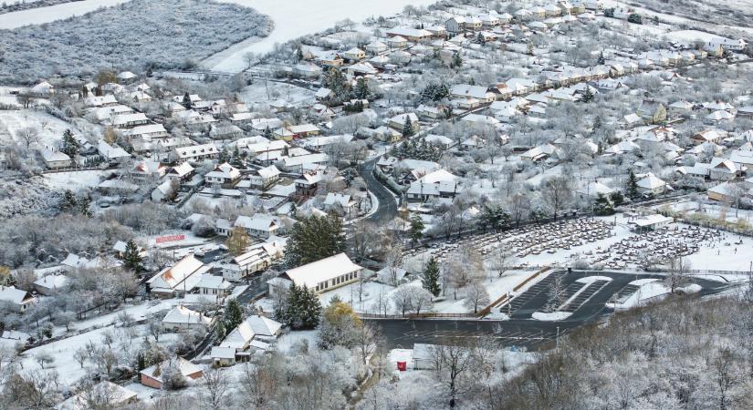 Vasárnap is eshet a hó, a Dunántúlon hófúvás is lehet