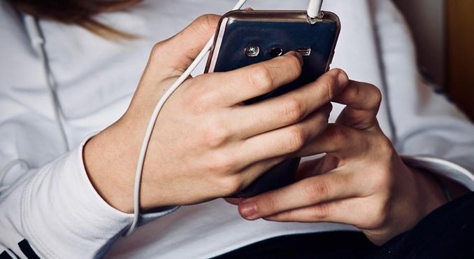 30 országban egyetértenek, betiltanák a közösségi médiát a 14 éven aluliaknak