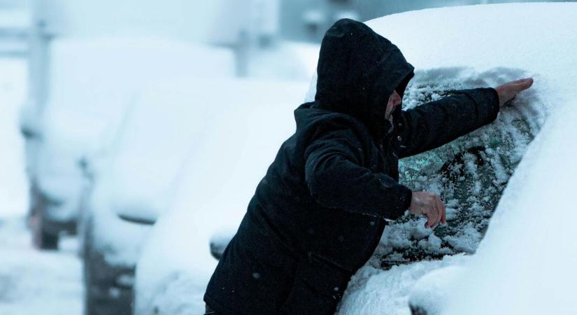 Első fagy, hideg kezek, makacs kupakok – és egy váratlan hős a ház elől