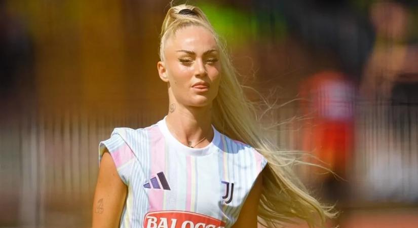 Félmeztelenre vetkőzött a világ legszexibb focistanője – képek