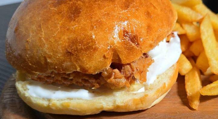 Popeyes stílusú, ropogós csirkés szendvics házilag: jobb, mint az eredeti