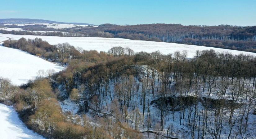 Titokzatos bakonyi vár, amelynek köveiből egy tragikus sorsú kolostor épült fel