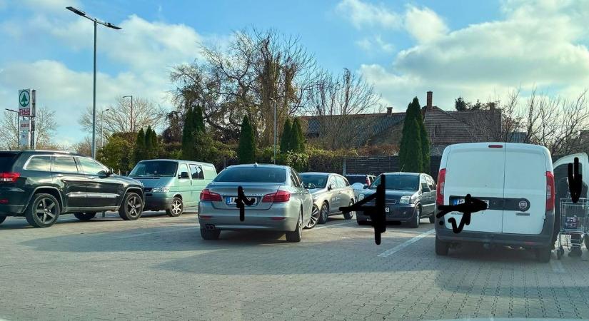 Elképesztő parkolás! Olvasónk panaszkodott a pécsi autósokra