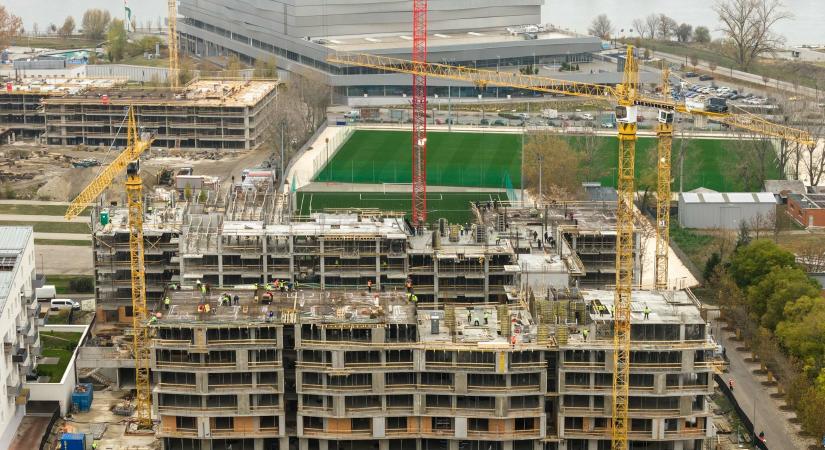 Így zajlik a XIII. kerület vízpart közeli lakófejlesztése: hamarosan befejeződik a szerkezetépítés