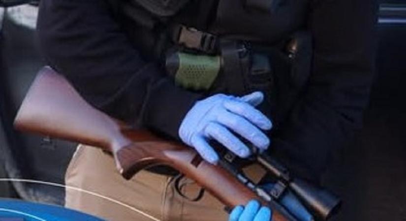 Mit találtak az ünnepi csomagban? – Lőfegyvert, éjjellátót, hangtompítót (VIDEÓ)