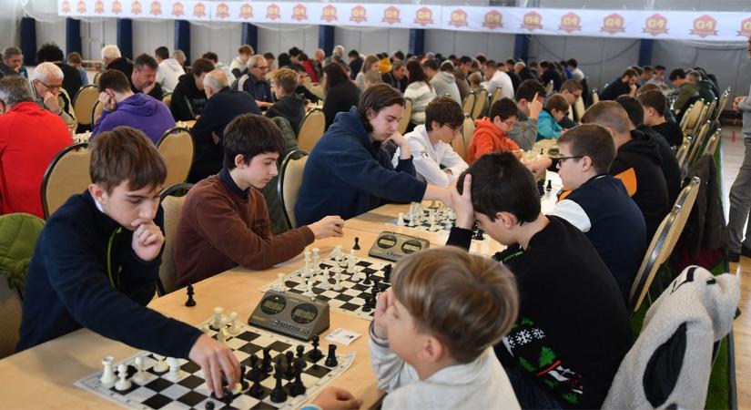 Kétszázan sakkoztak egyszerre Debrecenben – fotókkal