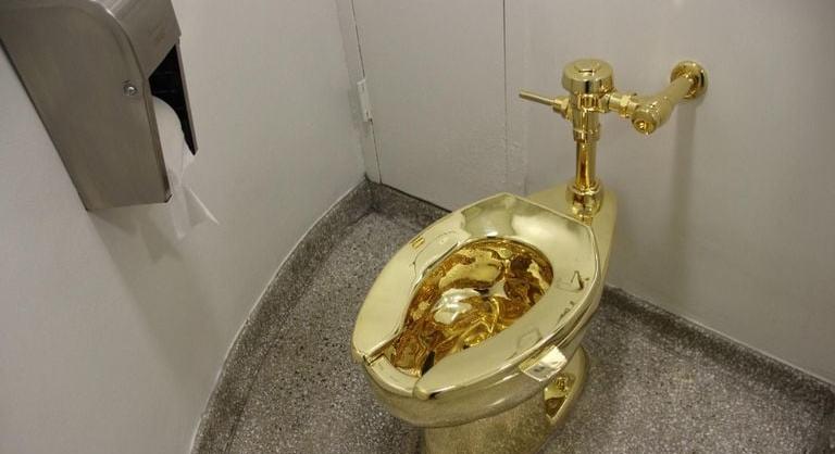 Őrület! Valaki több mint 4 milliárd forintot fizetett egy 101 kilós színarany WC-ért