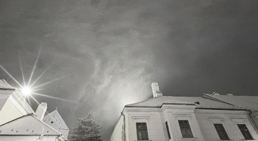 A régi teleket idézte a szombat éjjeli hóesés Csornán - videó