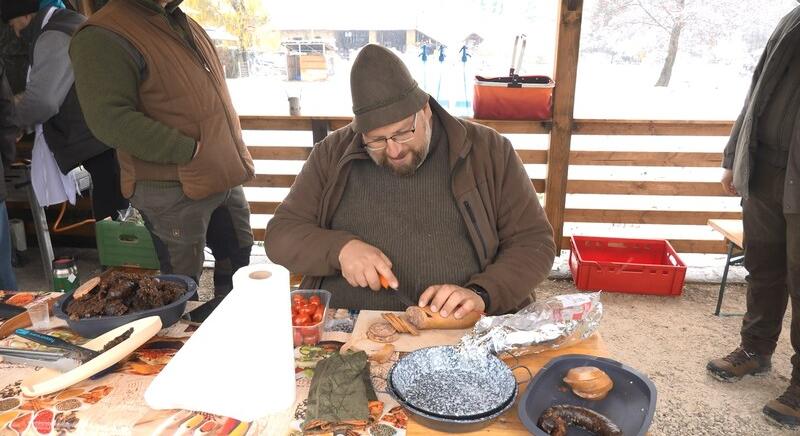 Több száz kiló hurka készült Szennában