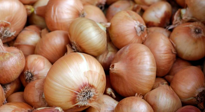 A hagyma akár 6 hónapig is friss marad, ha ezt az egy zöldséget távol tartod tőle
