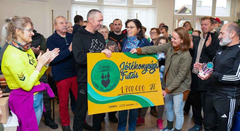 Megható jelenetek: a zámolyiak így mutatták ki a gyászoló családnak az együttérzésüket (galéria)