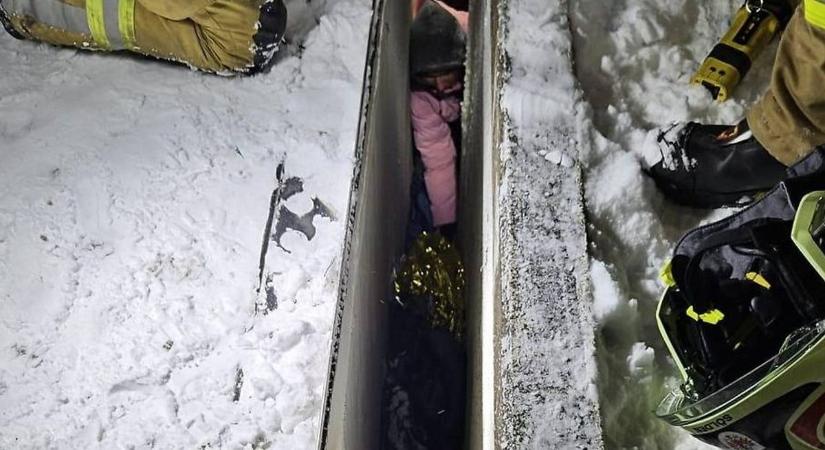 Szorult helyzetbe került egy részeg férfi Ausztriában, a tűzoltók szabadították ki