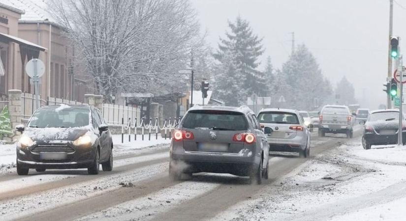 Autósok figyelem! Ez várja a sofőröket a havas és sáros utakon országszerte