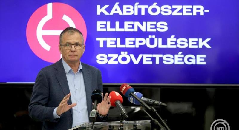 Kormánybiztos: a dílerek már az iskolákban vannak