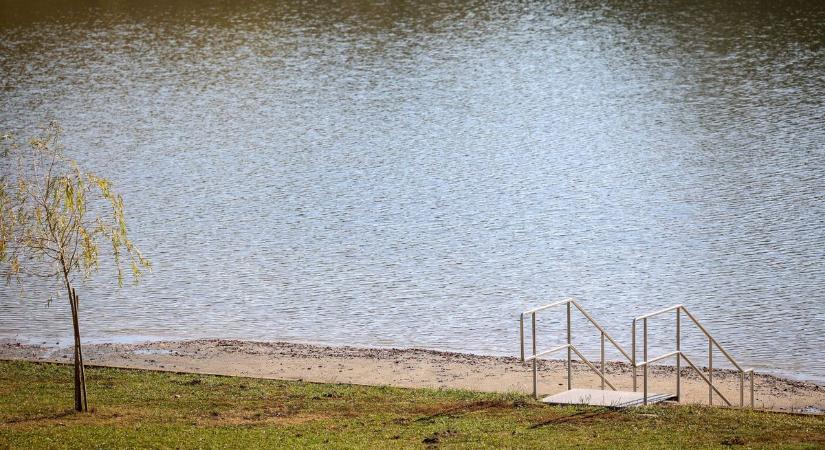 Sokkoló látvány: a Tolna vármegyei tó víz nélkül maradt, a lépcsők a kiszáradt mederben állnak (képgaléria)