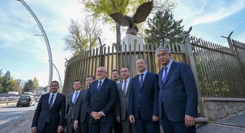 Turulszobrot adott át Ankarában Tilki Attila akszakál, a törökök szerint viszont türk tugrulmadarat ábrázol az alkotás