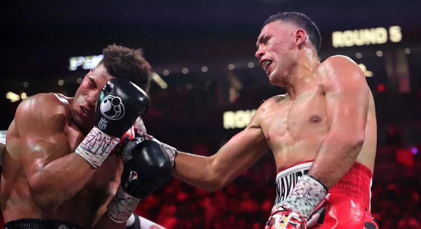 Mint szódás a lovát: megalázó verést kapott a ringben a sztárbunyós – videó