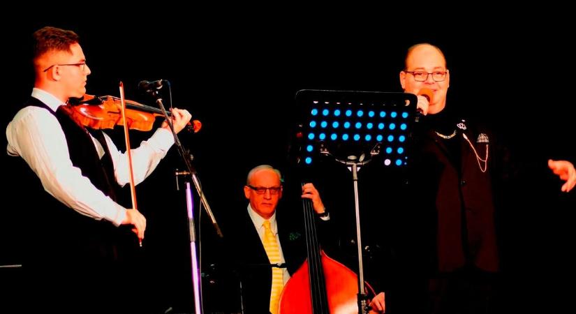 Nótáktól és operettektől zengett a színházterem