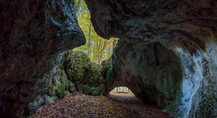 Egy ablak nyílik a föld alól: így tárul a Kőrös-lyuk panorámája a túrázók elé