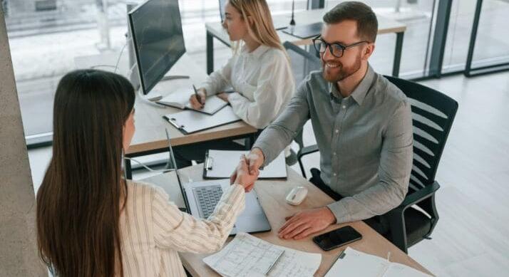 Másfél milliárdos támogatási programot indít a kormány – Több száz cég kaphat ingyen segítséget és már lehet jelentkezni