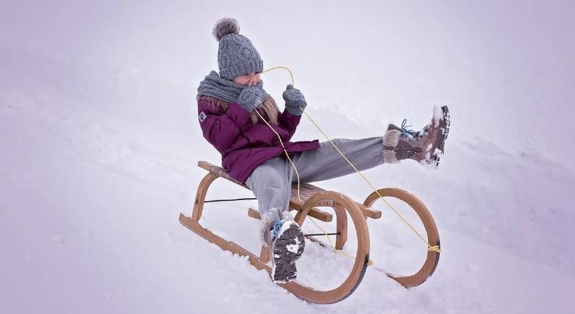 Szédítő szánkódomb épült a karácsonyi forgatagban