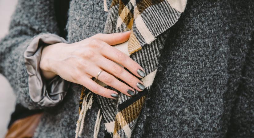 A 2025-ös téli körmök: ezeket a mintákat és textúrákat kérd a körmösödtől!