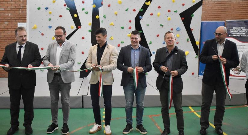 Mászófal-avató Cegléden: állami támogatással bővült az iskola sportlétesítménye