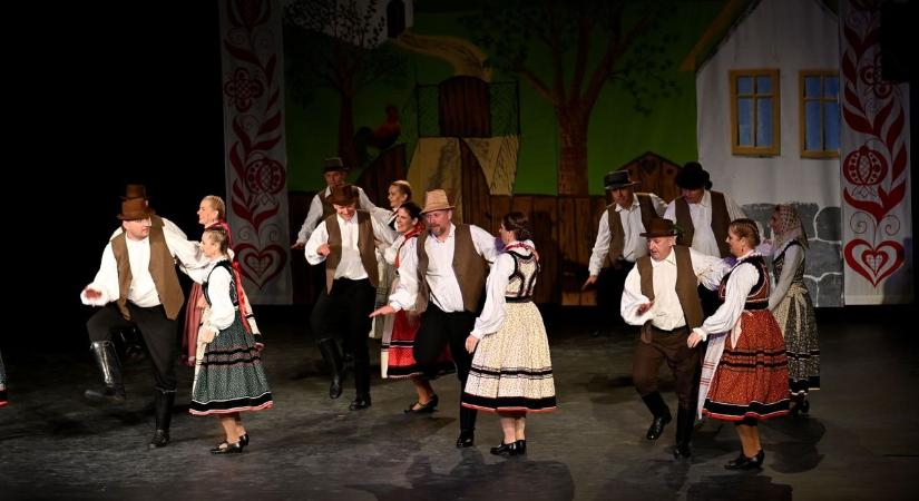 Az Óvári Gazdász Néptáncegyüttes gálaműsoron ropta a táncot - fotók