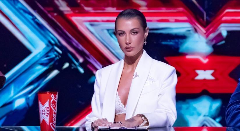 Tóth Andi hófehében zsűrizett az X-Fakorban, blézere alatt csak egy melltartót viselt