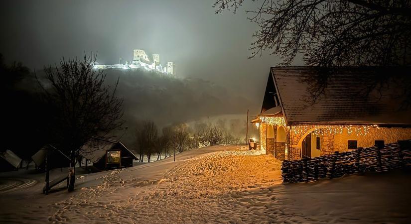 Megnyitotta kapuit a korcsolyapálya a Cseszneki vár alatt - videó, fotók