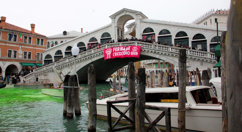 Aktivisták zöldre festették a Canal Grandét Velencében, Greta Thunberget is megbírságolták