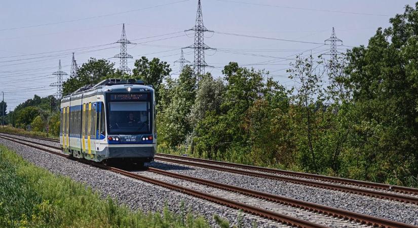 A néhány másodperc, amikor a világ vibrál: különös élmény a tram-train Tisza-hídján