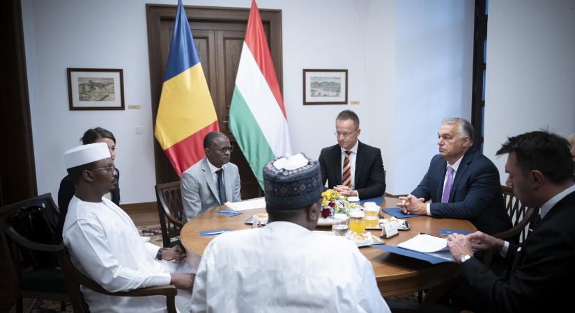 Döntött a bíróság: nem ismerhetjük meg a csádi misszió előkészítéséhez kötődő szerződéseket, mert Szijjártó Péter „Véleményét” a bíróság nem vizsgálhatja felül