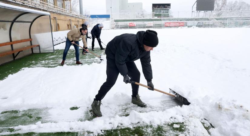 Reggel hat óta dolgoznak, hogy játékra alkalmas legyen a pálya - fotókkal, videóval