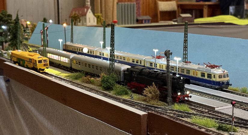 Bepöfögtek a minivonatok a debreceni művelődési központba – videóval