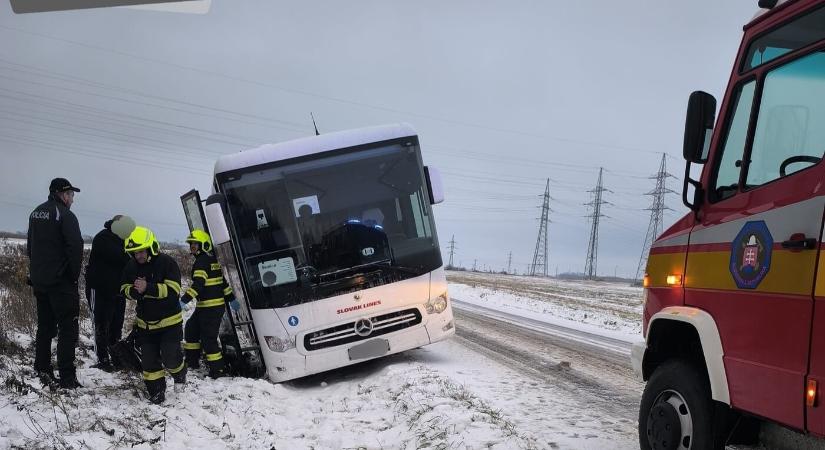 Megcsúszott a friss havon, árokba borult egy autóbusz – több mint 30 utas rekedt a járműben