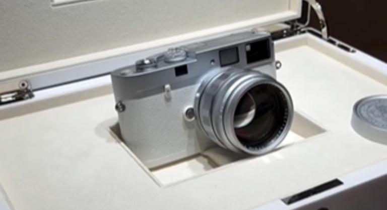 2,4 milliárd forintnyi összegért kelt el Ferenc pápa fényképezőgépe