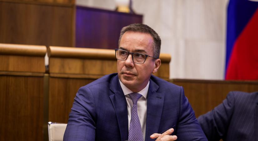 Brüsszel eljárást indított a szlovák alkotmánymódosítás miatt – Tomáš szerint „csak rutinból”, Fico viszont konfliktust ígér