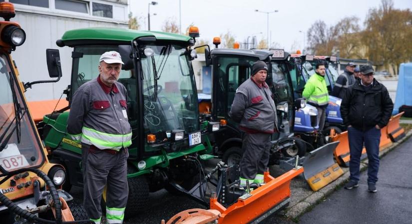 Folyamatosan végzi a síkosságmentesítést a Győr-Szol - videó