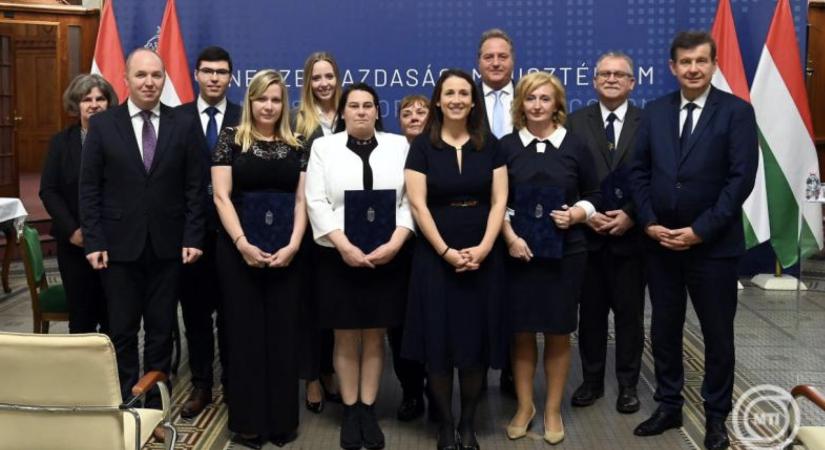 Átadták a Pénzügyi Tudatosság Fejlesztéséért Díjakat