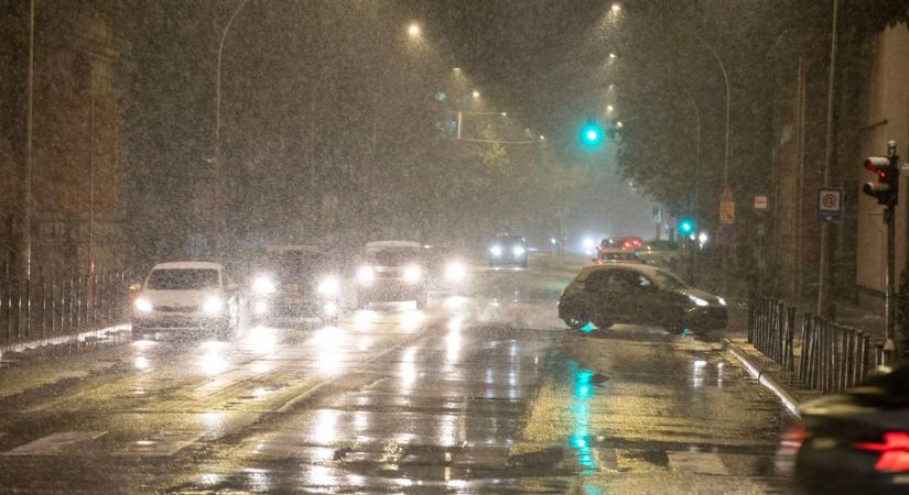 Brutális káoszt okozott a havazás, dolgoznak a megoldáson