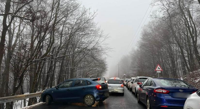 Hóhelyzet: megtelt Dobogókő és a Börzsöny, a szabélytalanul parkoló autósoktól járhatatlanok az utak