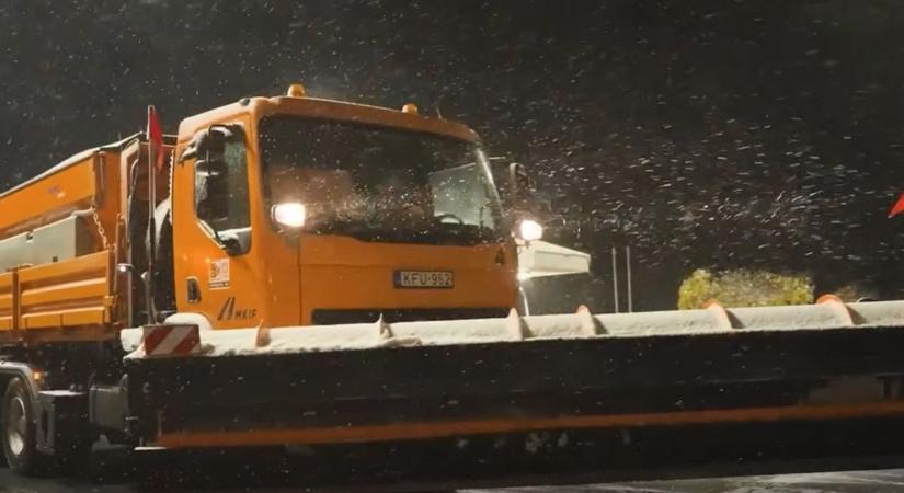 Hókotrók és szóróautók az utakon – erre figyelj vezetés közben!  videó