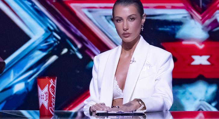 Hófehér blézer, csipkemelltartó – Tóth Andi mindenkit lenyűgözött a X-Faktorban