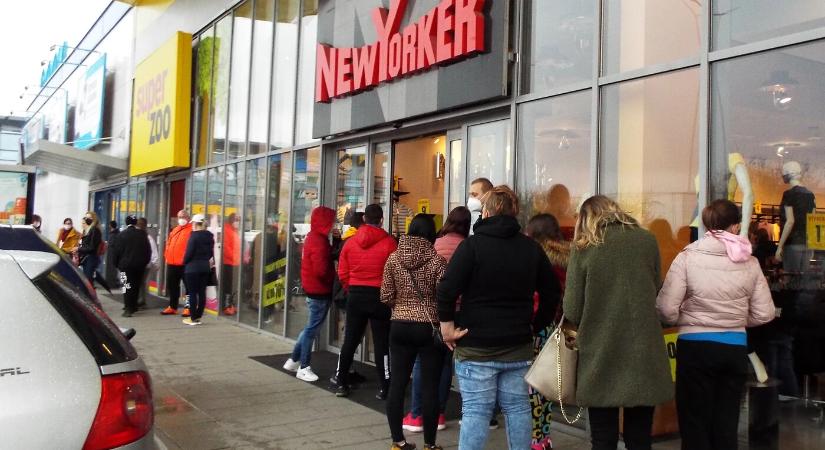 Holtan találtak egy hajléktalan nőt ma reggel Érsekújvárban – egy bevásárlókosárban feküdt