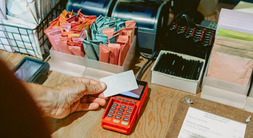 41 év hűséges szolgálat után egy pizsama miatt rúgták ki a boltvezetőt – a nő a hágai bírósághoz fordult