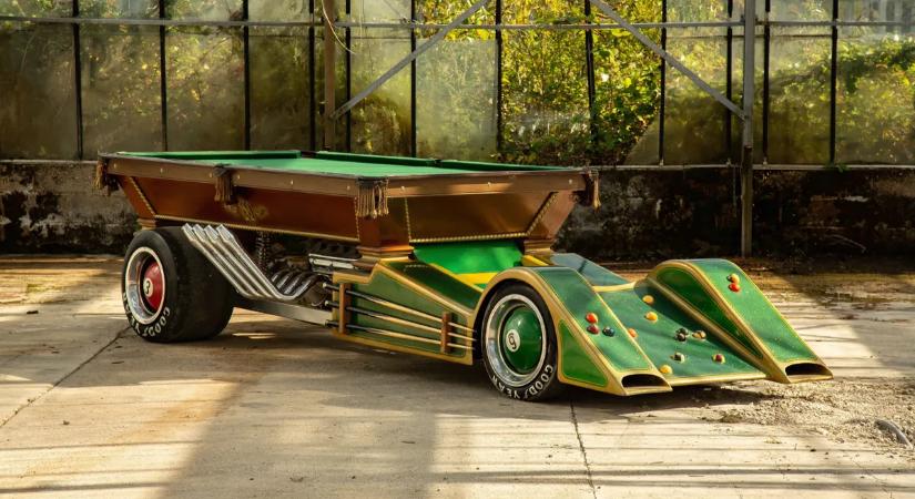 Egy autó, ami többet tud a nappalidnál és gazdát keres – galéria