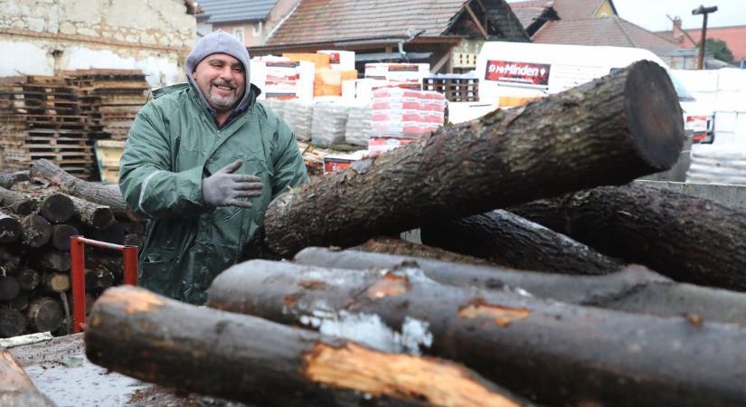 Hétfőtől lehet igényelni szociális tűzifát: így kaphat ön is