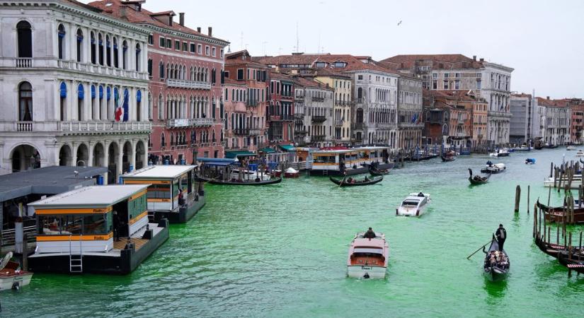 Zöldre festették Velence csatornáját a klímaaktivisták