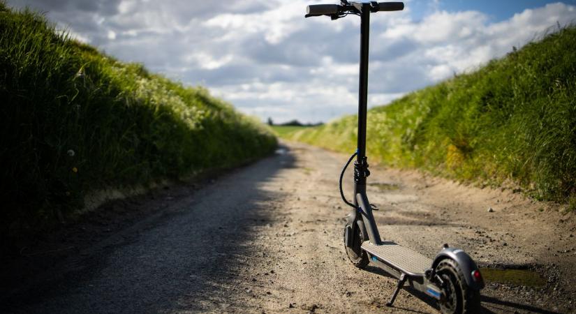 Új szabályok jöhetnek az elektromos rollerekre – így módosulhat a használatuk!